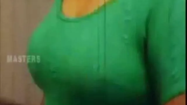 ماں ، سرخ بالوں والی موسم گرما پسند کرتا پشت صحنه فیلمهای سکسی ہے اس بلی کو چھونے