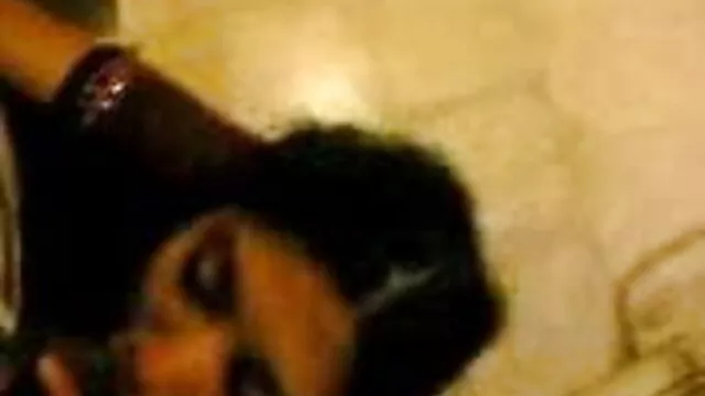 سنہرے بالوں والی پیاری فیلم سکسی در باغ جھکا اور اس کے ذریعے