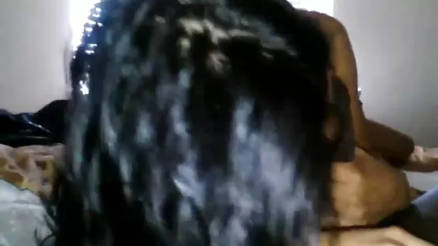 لڑکی undressing فیلم سگسی جدید میں معدنیات سے متعلق فحش