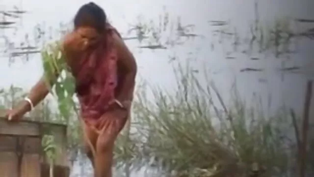 میں خواب کے کنارے کے پول کے ساتھ دو فیلم سکس با مامان نوڈس