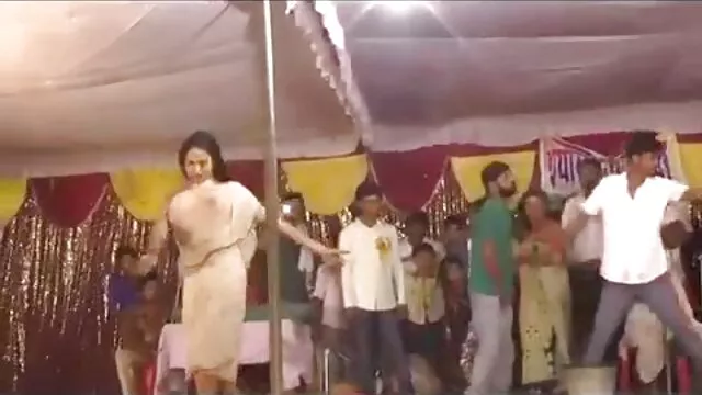 لڑکی کو اسکول یونیفارم میں سکس با کیفیت بالا اس کی بلی کو ظاہر کرتا ہے