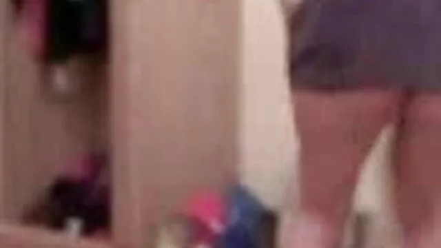 لڑکیوں سینڈرا فیلمسکسی وحشی کے ساتھ ایک روشن سرخ رنگ کے کپڑے