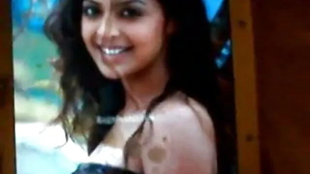 نوجوان لڑکی پخش کلیپ سکسی undressing کے ایک باغ میں