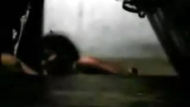 دو لڑکیوں کو ایک دوسرے کو چاٹنا اور اسے گولی مار دی فیلم سکسی خوب کیمرے میں