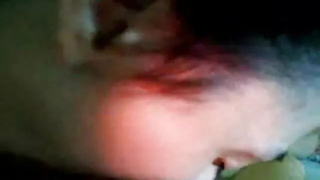 مشت زنی خوبصورت فیلم پورن گی سنہرے بالوں والی عورت کے قریب چولہا