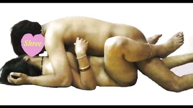 سنہرے بالوں والی فیلم سکسی سارا جی ، کے ساتھ ایک سرخ ٹوپی اور سرخ شفاف زیر جامہ