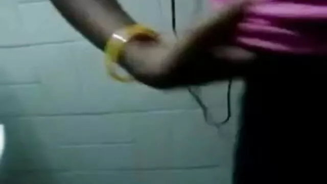 ایک چھوٹے Vibrator کی سکس زن و شوهر خارجی اندام نہانی میں ایک طالب علموں کے ایشیا