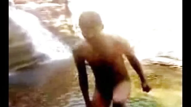 ایشیائی دم گھٹ کے ارکان فیلم سکسی لاکچری ، وہ حملے کے ذریعے دیوار میں سوراخ