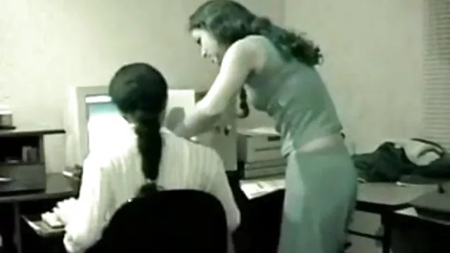 سنہرے بالوں والی مشکل فیلم سکسی جدید اچ دی گڑبڑ ، بستر پر