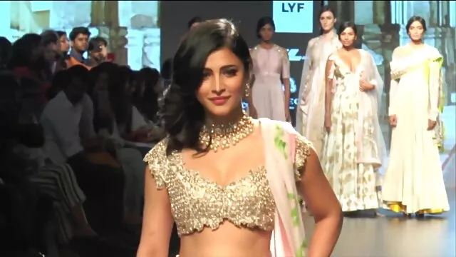 واقف کار دکان میں فیلمهای سکسی حشری اور چہرے پر سہ کے Angelica ریوین